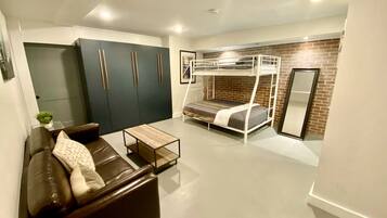 4 bedrooms, desk, iron/ironing board, free WiFi