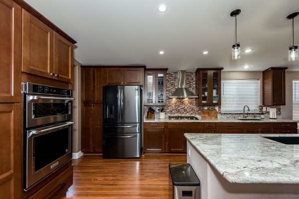 Frigorífico, microondas, horno y placa de cocina