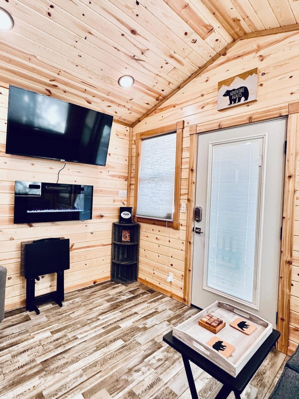Knotty Bear Tiny Home 20 Miles To West Yellowstone - Island Park, ID