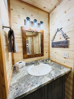 Combined shower/bathtub, hair dryer, towels - Knotty Bear tiny home 20 miles to West Yellowstone (Island Park)
