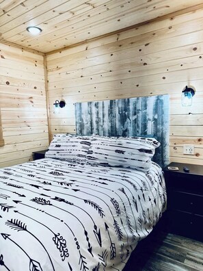 1 bedroom, free WiFi, bed sheets - Knotty Bear tiny home 20 miles to West Yellowstone (Island Park)