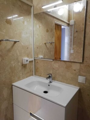 Dusche, Haartrockner, Handtücher, Seife
