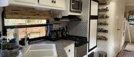 Microondas, cafetera y tetera y utensilios de cocina