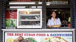 Un camión de comida con un letrero que anuncia 'The Best Cuban Food & Sandwiches'.