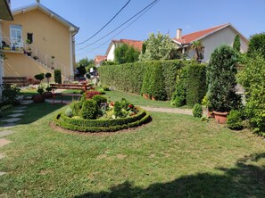 Property grounds - Andrea apartment (Surcin)