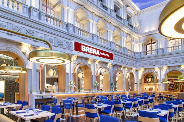 20 restaurants; lunch and dinner served