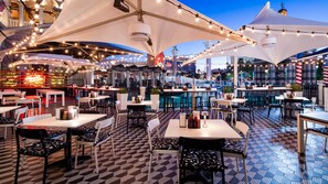 20 间餐厅，供应午餐和晚餐，日本菜