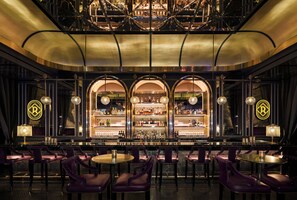 20 间餐厅，供应午餐和晚餐，日本菜