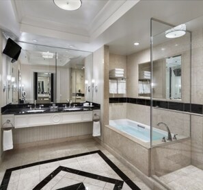 Prestige Club Lounge Luxury King Suite | Baño | Bañera y ducha independientes y bañera profunda