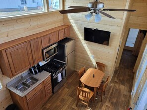 Fridge, microwave, oven, stovetop - 076 Tiny Home near Grand Canyon South Rim Sleeps 8 (Willams)