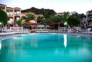 حمّام سباحة خارجي