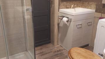 Dusche, Haartrockner, Bidet, Handtücher