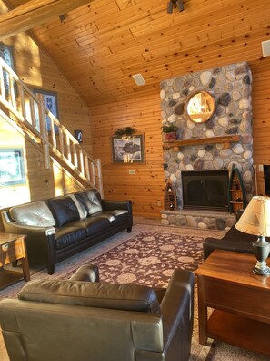 Smart TV, fireplace, DVD player, books - Hayward, Round Lake Retreat! Private dock, 3 kayaks, beautifully maintained! (Hayward)