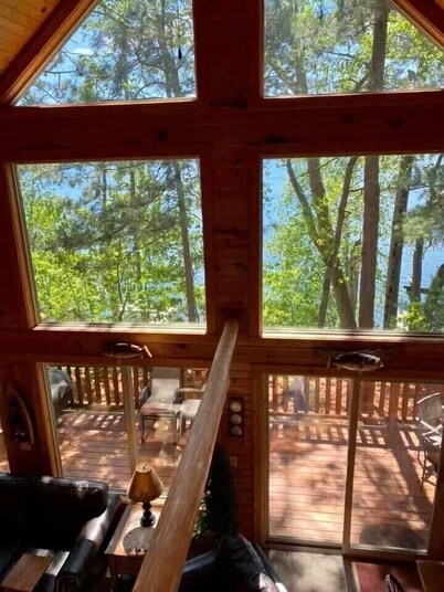 Hayward, Round Lake Retreat! Private dock, 3 kayaks, beautifully maintained!