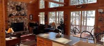 Hayward, Round Lake Retreat! Private dock, 3 kayaks, beautifully maintained!