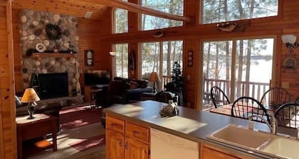 Hayward, Round Lake Retreat! Private dock, 3 kayaks, beautifully maintained!