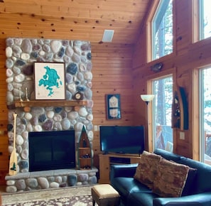Smart TV, fireplace, DVD player, books - Hayward, Round Lake Retreat! Private dock, 3 kayaks, beautifully maintained!   (Hayward)