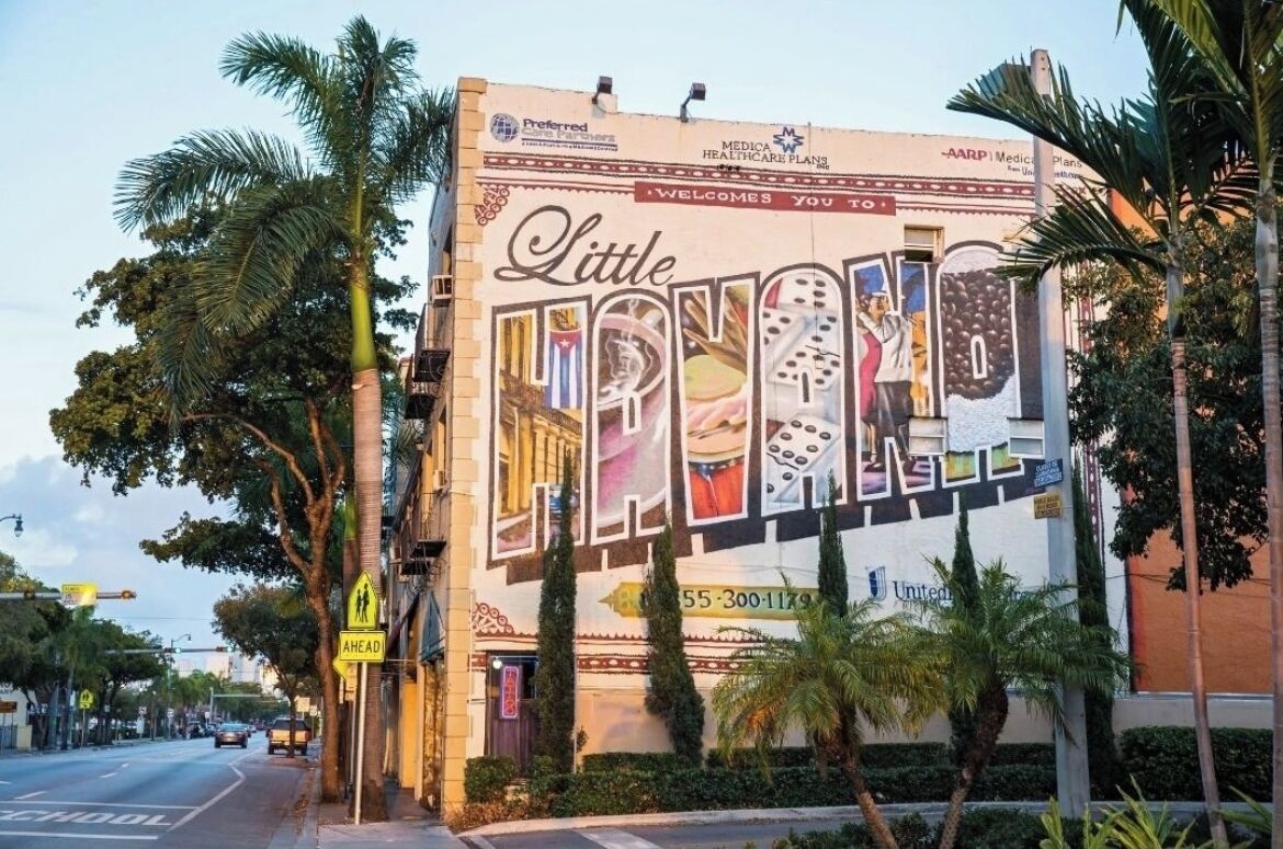 Un bâtiment orné d’une grande fresque sur l’un de ses murs.