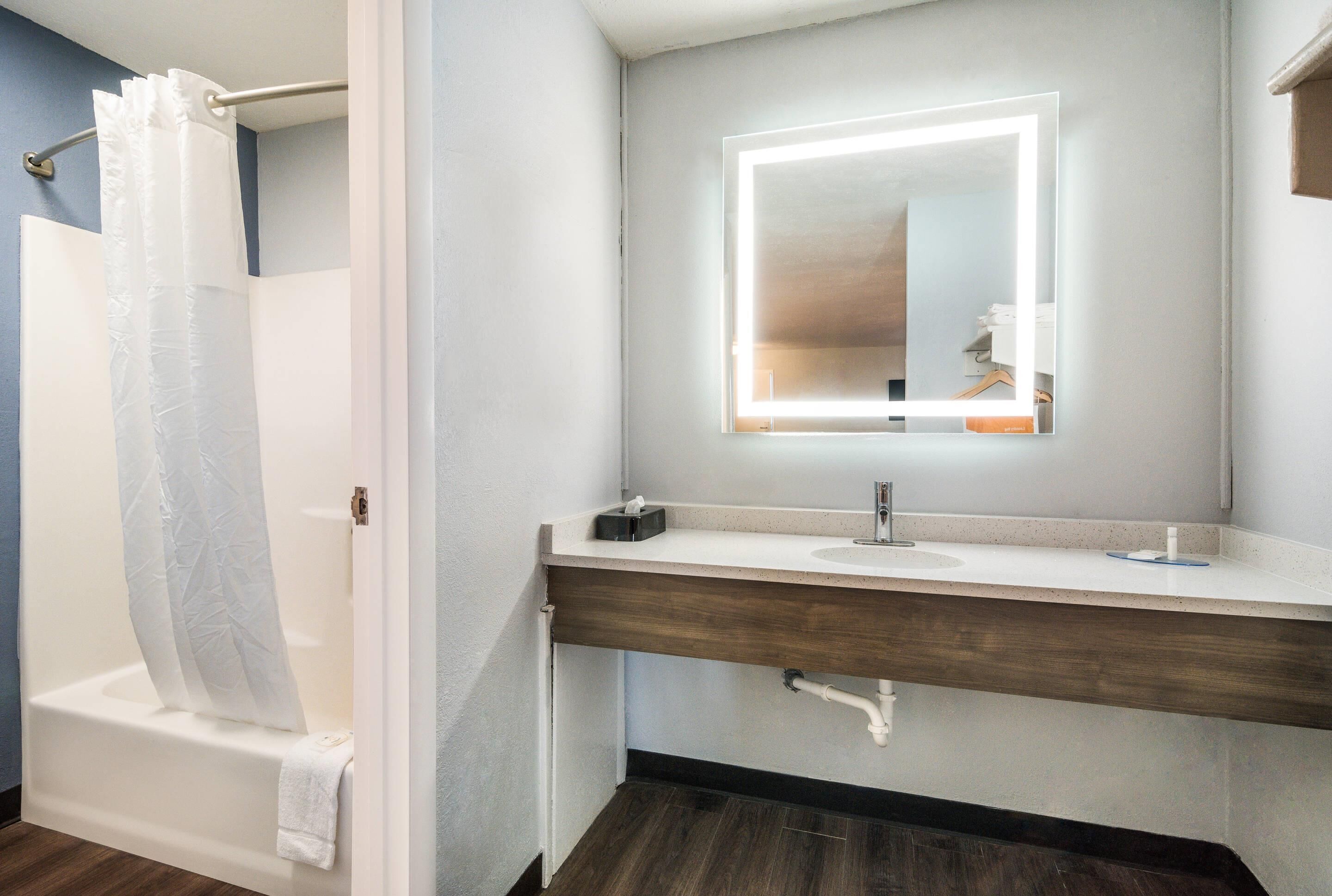 Suite - ikke-ryger (1 King Bed, 2 Queen Beds) | Dundyner, mørklægningsgardiner, strygejern/strygebræt, gratis Wi-Fi