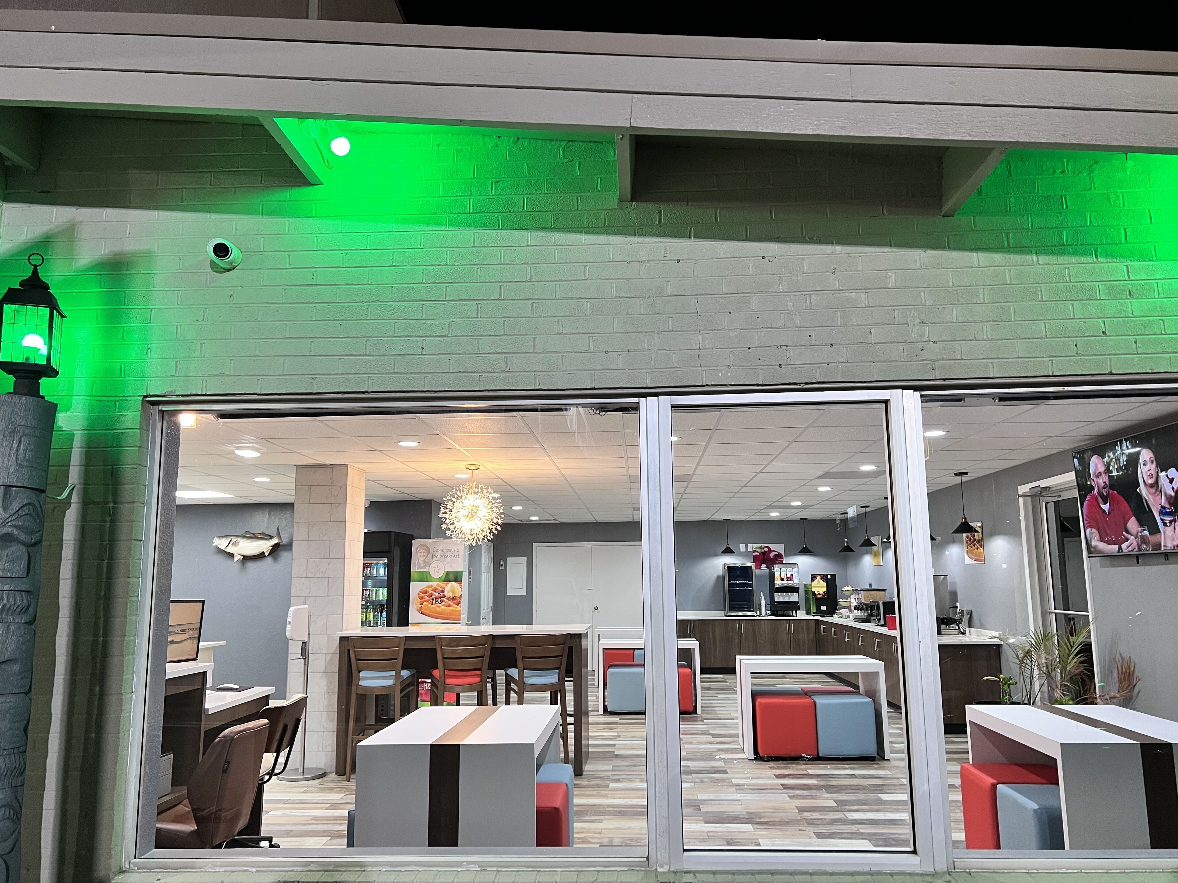 朝食 (コンチネンタル ブレックファスト)、毎日提供 (無料)