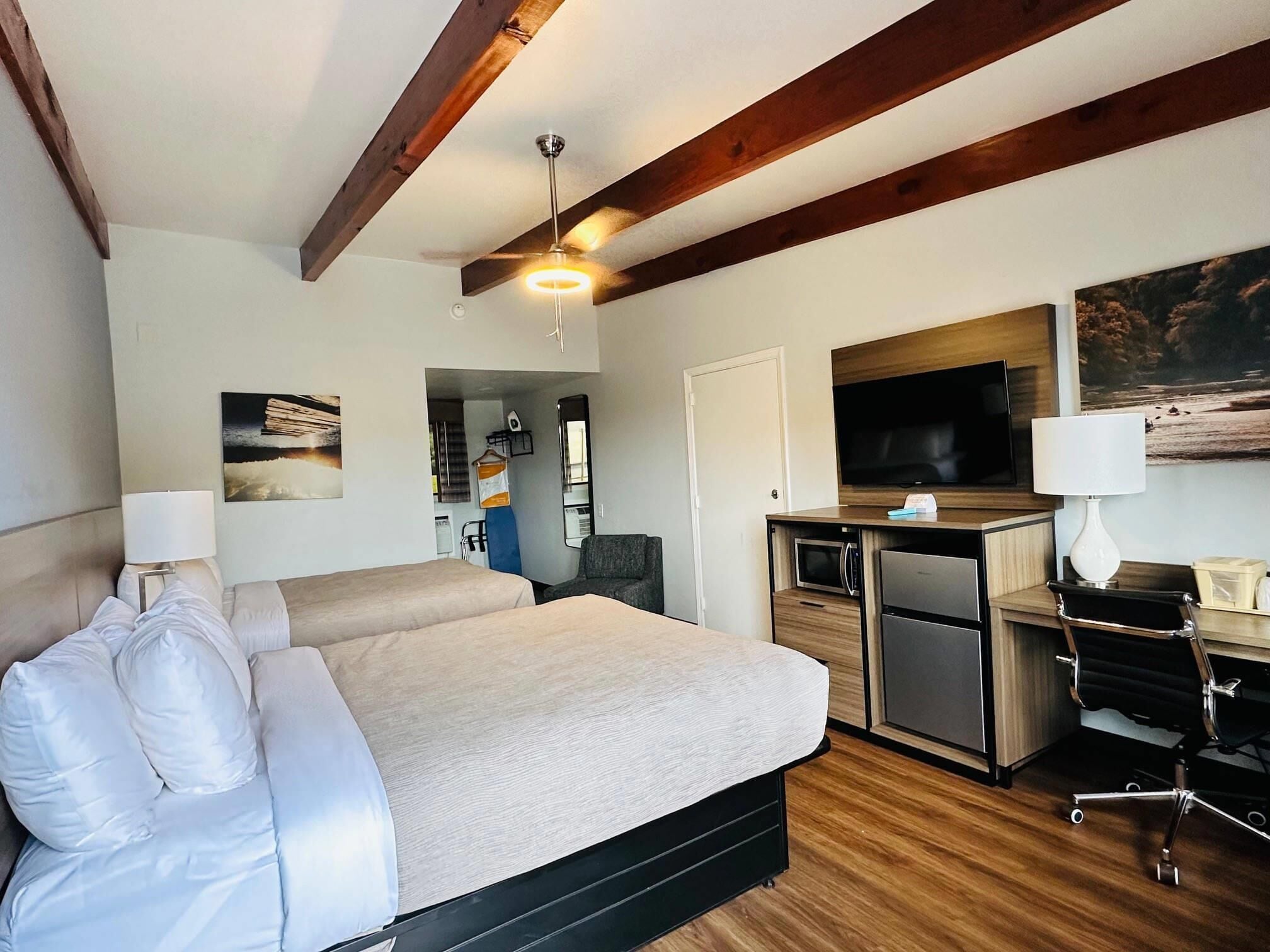 Standardværelse - 2 queensize-senge - ikke-ryger | Dundyner, mørklægningsgardiner, strygejern/strygebræt, gratis Wi-Fi