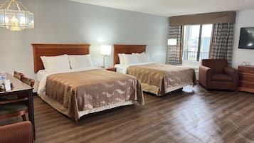 套房, 非吸煙房 (1 King Bed, 2 Queen Beds) | 羽絨被、遮光布/窗簾、熨斗/熨衣板、免費無線上網