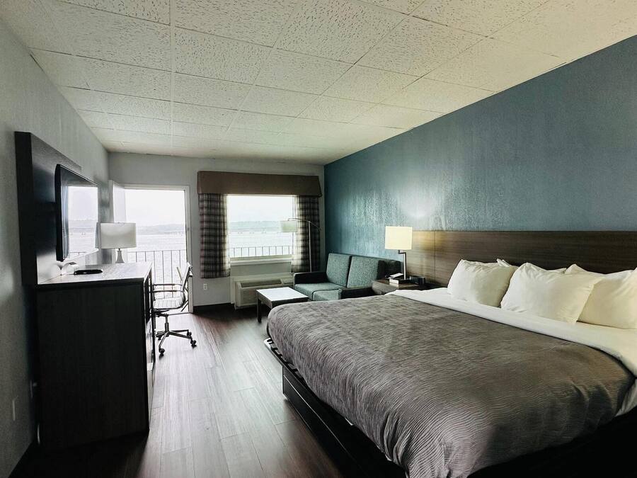 Room, 1 King Bed, Non Smoking (Lake Front, Top Floor) | Down duvets, blackout curtains, iron/ironing board, free WiFi