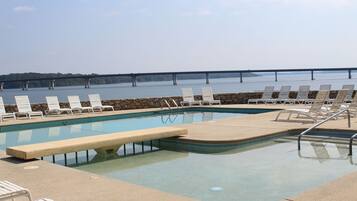 Kolam renang outdoor musiman