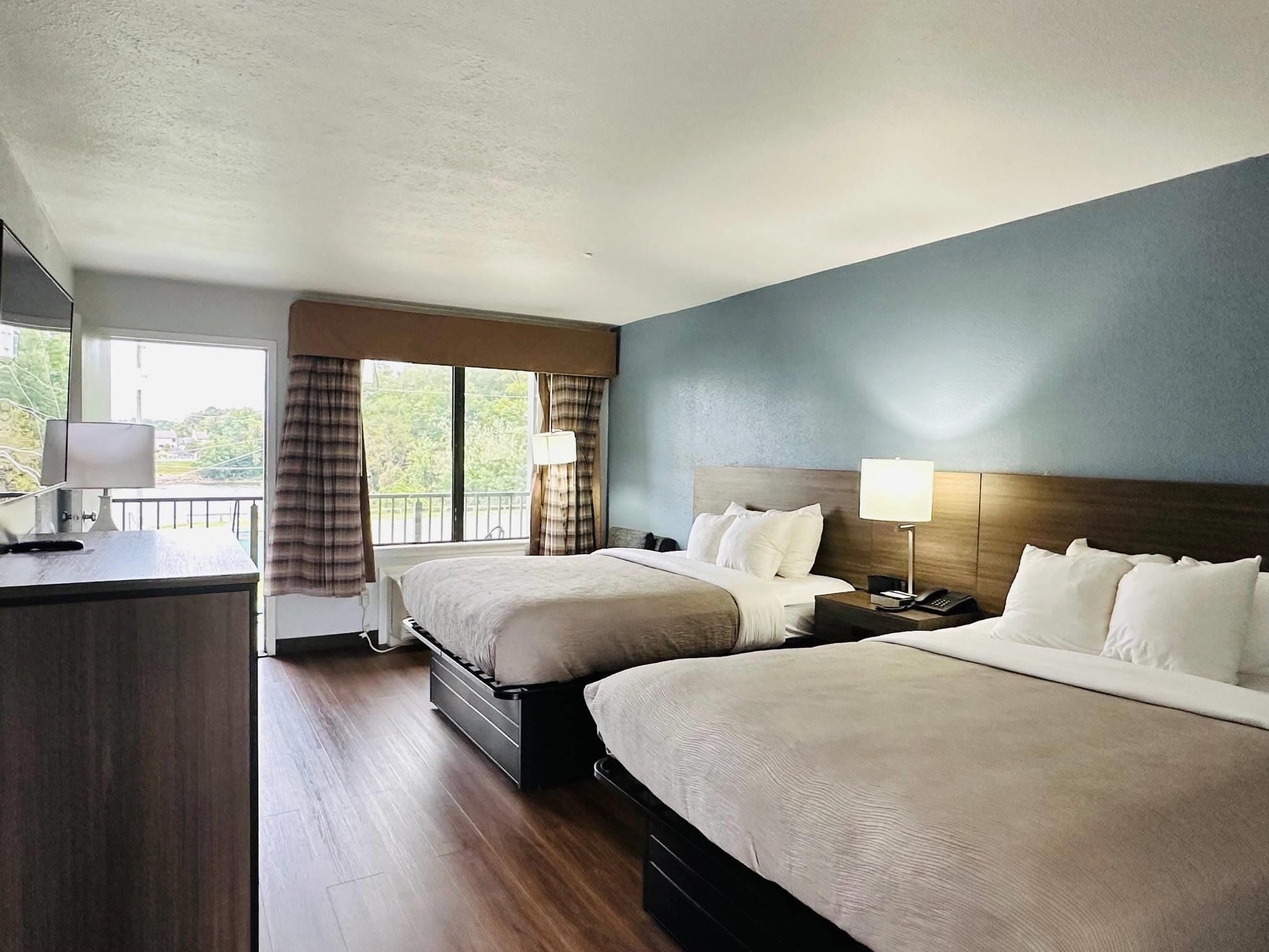 Værelse - 2 queensize-senge - ikke-ryger (Lake Front, Top Floor) | Dundyner, mørklægningsgardiner, strygejern/strygebræt, gratis Wi-Fi