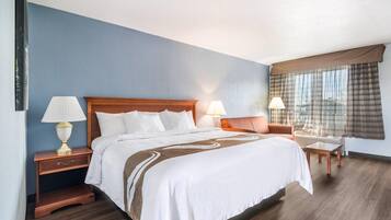 Edredones de plumas, cortinas opacas, tabla de planchar con plancha