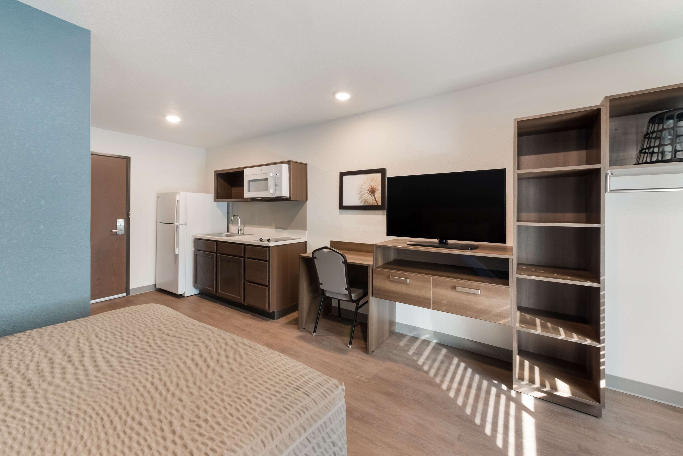 standard room, 1 queen bed, non smoking | desk, laptop workspace, free wifi, bed sheets