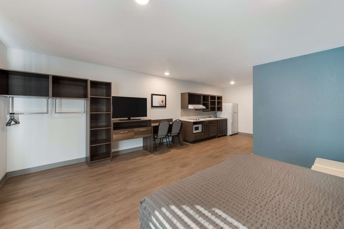 room, 1 queen bed, accessible, non smoking | desk, laptop workspace, free wifi, bed sheets