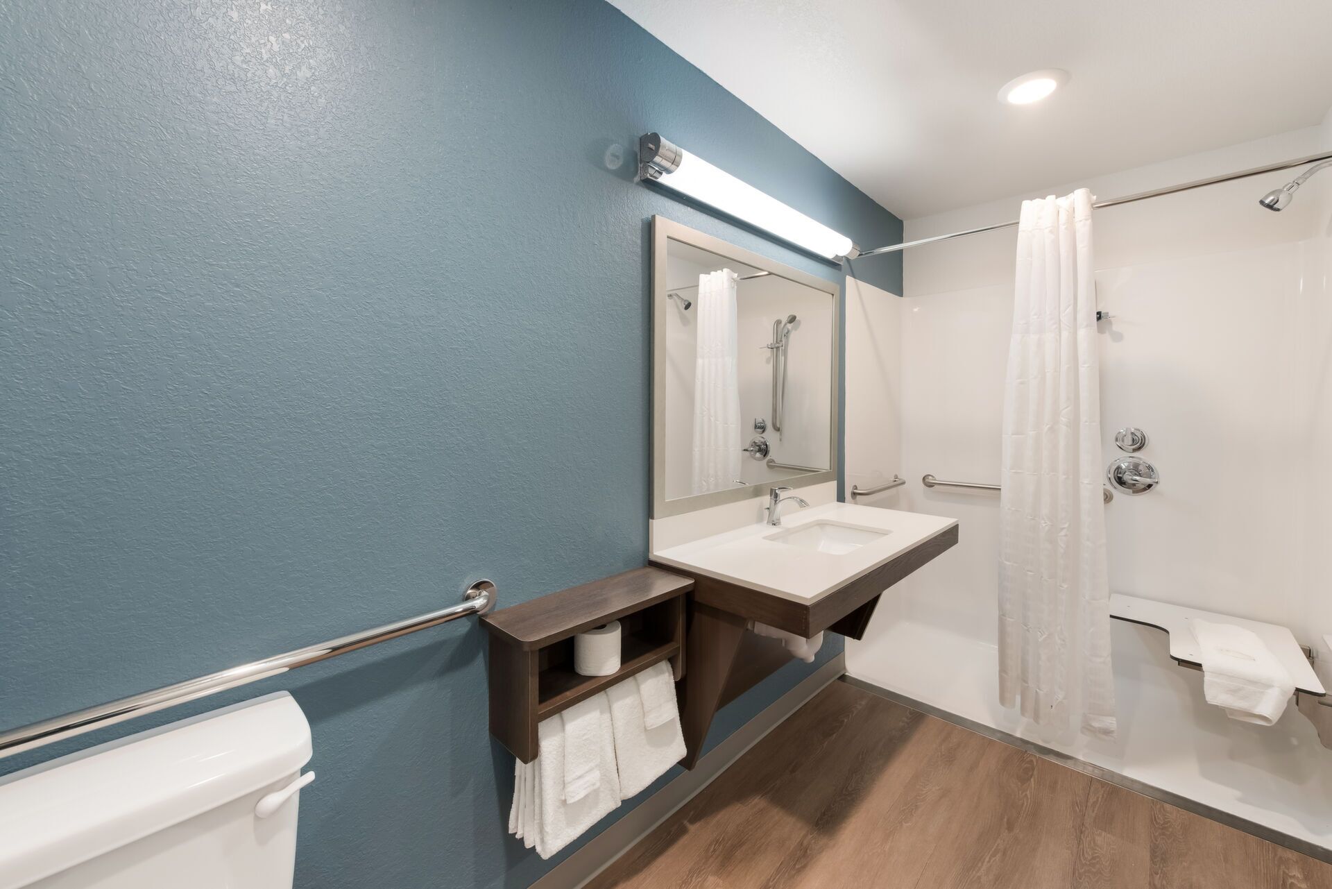 bathtub, free toiletries, towels, shampoo