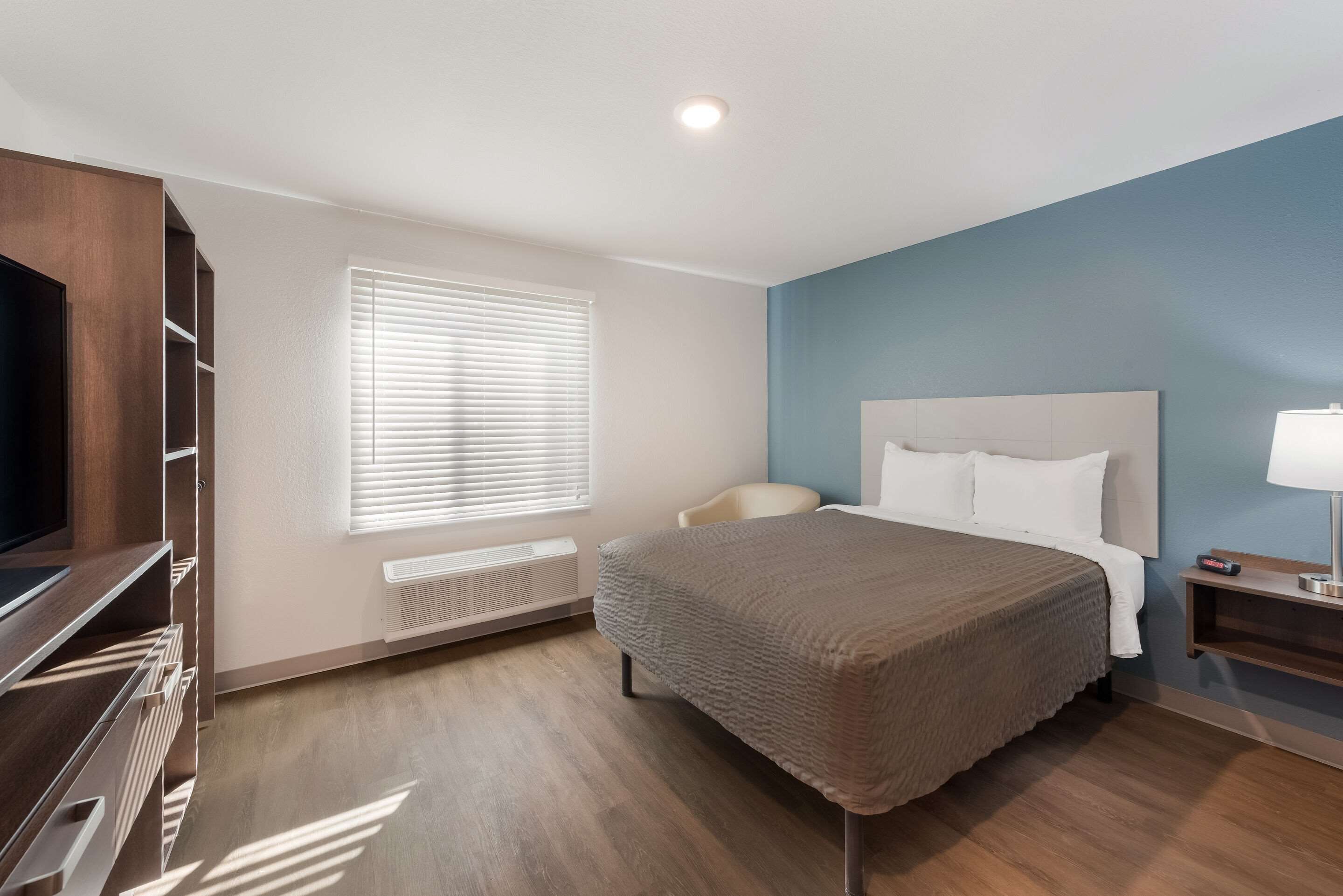 room, 1 queen bed, accessible, non smoking | desk, laptop workspace, free wifi, bed sheets