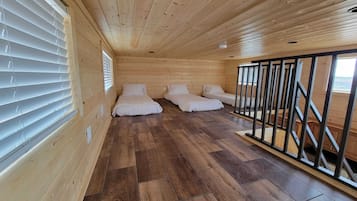 3 bedrooms, iron/ironing board, free internet, bed sheets