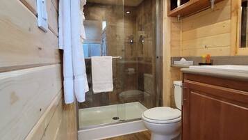 Doccia, asciugacapelli, asciugamani, sapone