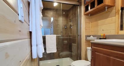 077 Tiny Home near Grand Canyon South Rim Sleeps 8