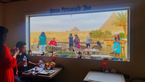 A restaurant with a view of the Sphinx and pyramids. - Double Room with Balcony Pyramids View (الهرم)
