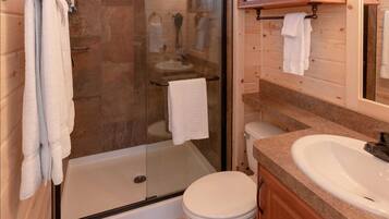 Dusch, hårtork, handdukar och schampo