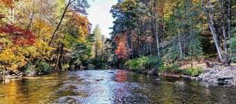 Cabin on the Toccoa River in the mountains! Hot tub, screened porch, river deck