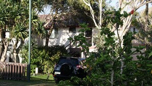 Ein Haus mit befestigter Auffahrt und einem geparkten SUV.