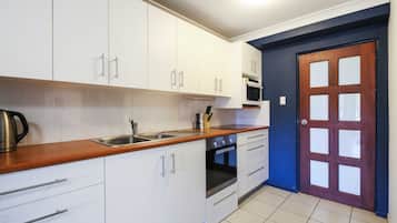 KylskÄp, mikrovÄgsugn, ugn och kaffe- och tebryggare