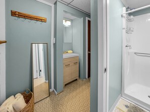 Shower, towels, soap, shampoo - Timberline Lodge - Downtown Ellicottville - Room 201 (Ellicottville)