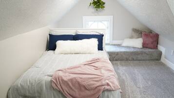 3 bedrooms, desk, iron/ironing board, travel crib