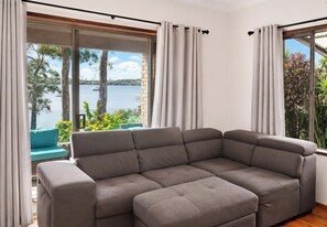 TV, fireplace, Netflix, streaming services - Serendipity - Relaxing lakefront escape (Balcolyn)