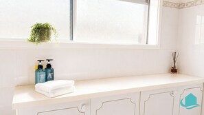 Interior - Serendipity - Relaxing lakefront escape (Balcolyn)