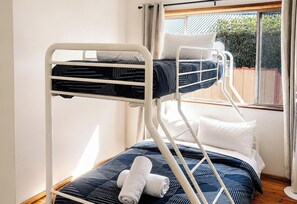 2 bedrooms, iron/ironing board, WiFi, bed sheets - Serendipity - Relaxing lakefront escape (Balcolyn)