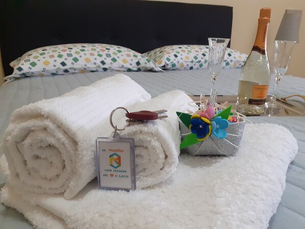 3 habitaciones, escritorio y tabla de planchar con plancha 