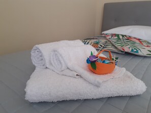 3 Schlafzimmer, Schreibtisch, Bügeleisen/Bügelbrett, Reisekinderbett