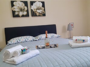 3 habitaciones, escritorio y tabla de planchar con plancha 